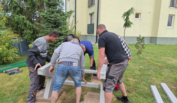 Inštalovanie stolnotenisového stola pre všetkých občanov z obce