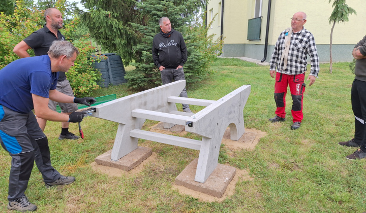 Inštalovanie stolnotenisového stola pre všetkých občanov z obce